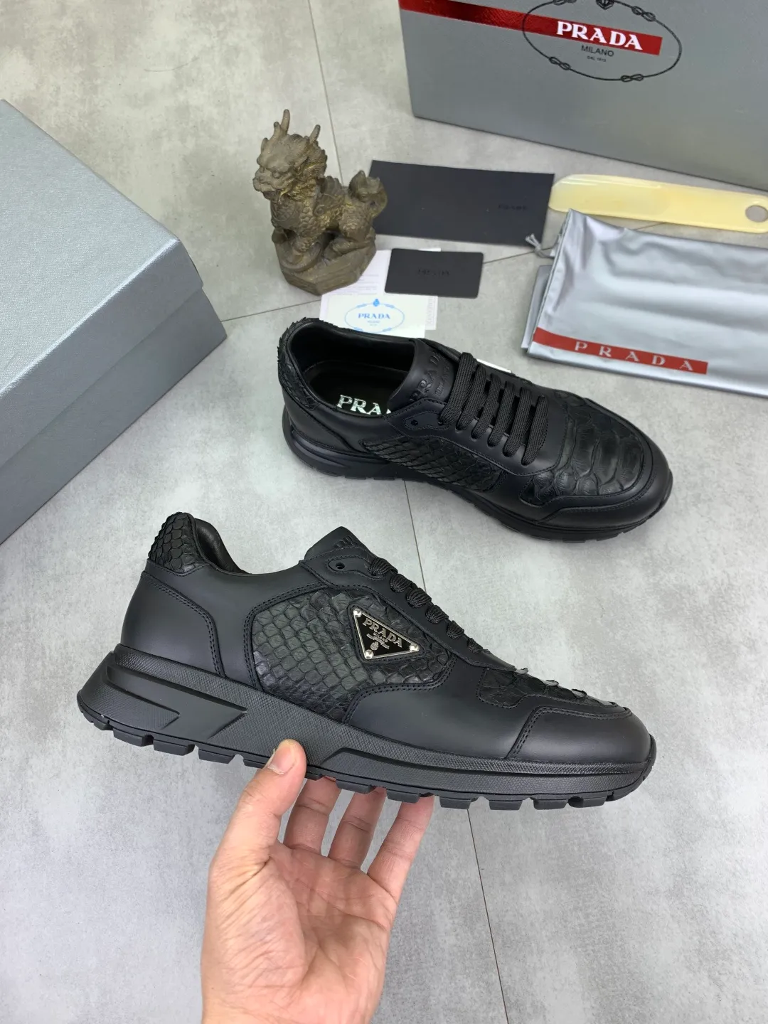 Men's men's shoes💰P580💰【New model】Top quality, new popular models on the official website, which will never go out of style for a century,🆘 The trendy brand (Prada) mainly promotes popular models, avant-garde and versatile fashionable men's shoes, privately molded, with cowhide splicing and 1:1 oil edge treatment... fashionable and simple, original imported cowhide with python skin, cowhide leather lining for feet; the atmosphere and personality are more fashionable, eye-catching and pursuing class. It will subvert the old idea and be a must-have for fashionistas who want to spend time with you! Must keep it! High-end comfortable and low-cost, high-end quality workmanship. Size: 38-44 Various colors available. full package